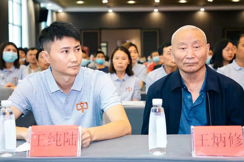 厚道文中，捧起“貴州優(yōu)秀企業(yè)家”大獎(jiǎng)
